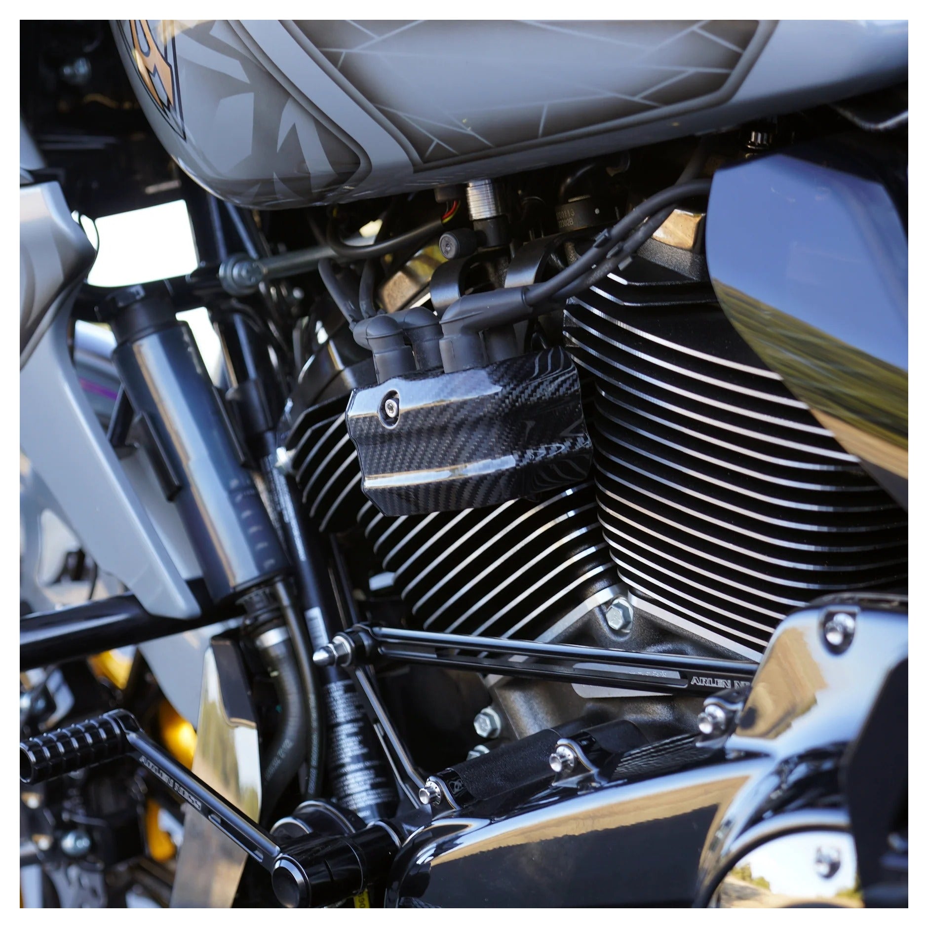 Cubierta de bobina de fibra de carbono Arlen Ness para Harley Touring/Softail 2023-2025