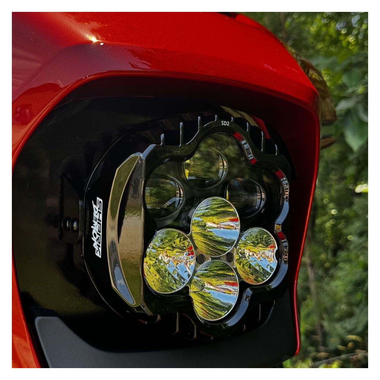 Faro delantero Shark Demon de Custom Dynamics para Harley Street Glide 2023-2026