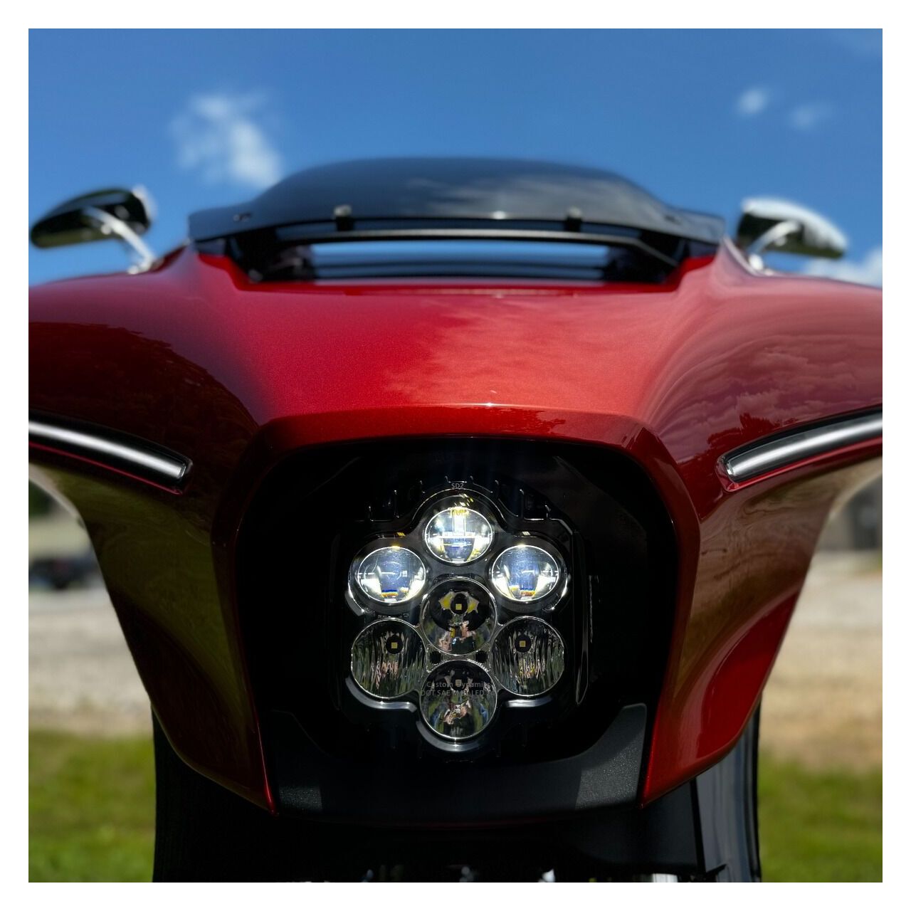 Faro delantero Shark Demon de Custom Dynamics para Harley Street Glide 2023-2026