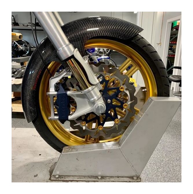 Hofmann diseña un guardabarros delantero de longitud media de fibra de carbono para Harley Touring