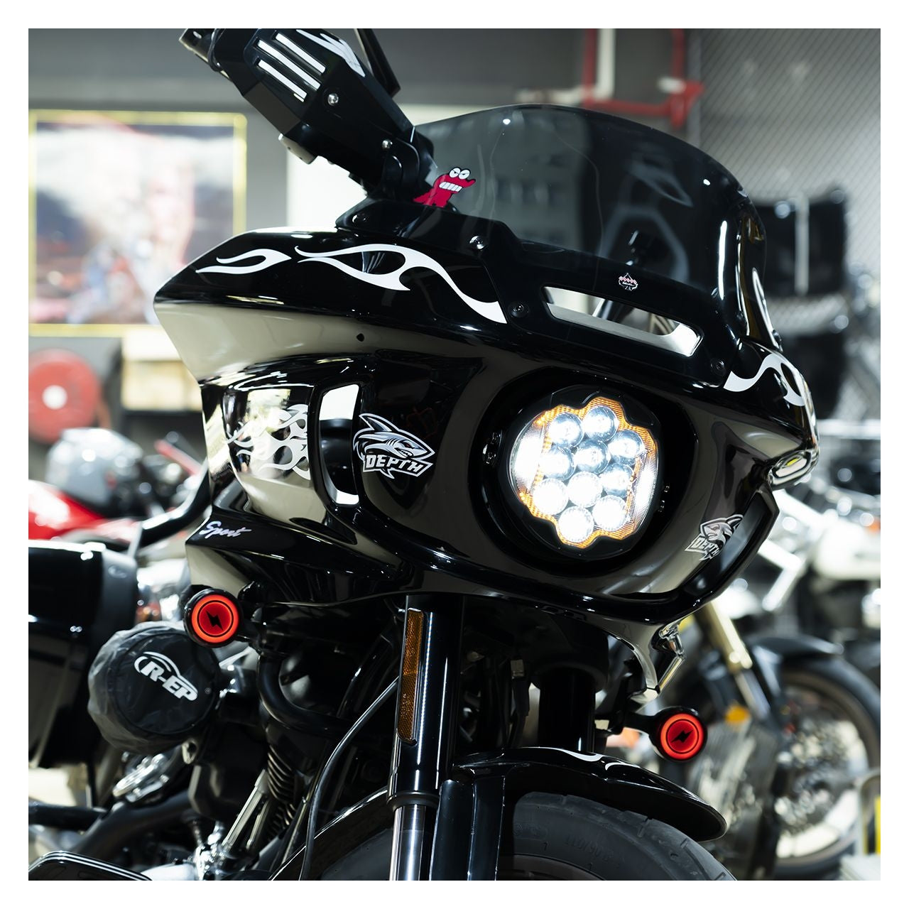 Faro delantero LED de alto rendimiento HogWorkz de 7" con dientes plateados para Harley Low Rider ST 2022-2026