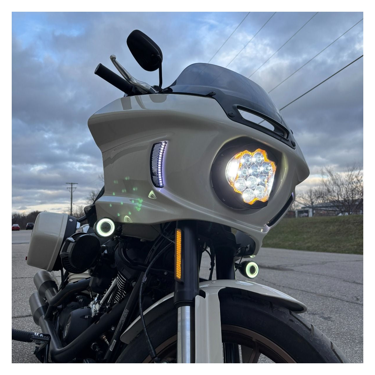 Faro delantero LED de alto rendimiento HogWorkz de 7" con dientes plateados para Harley Low Rider ST 2022-2026