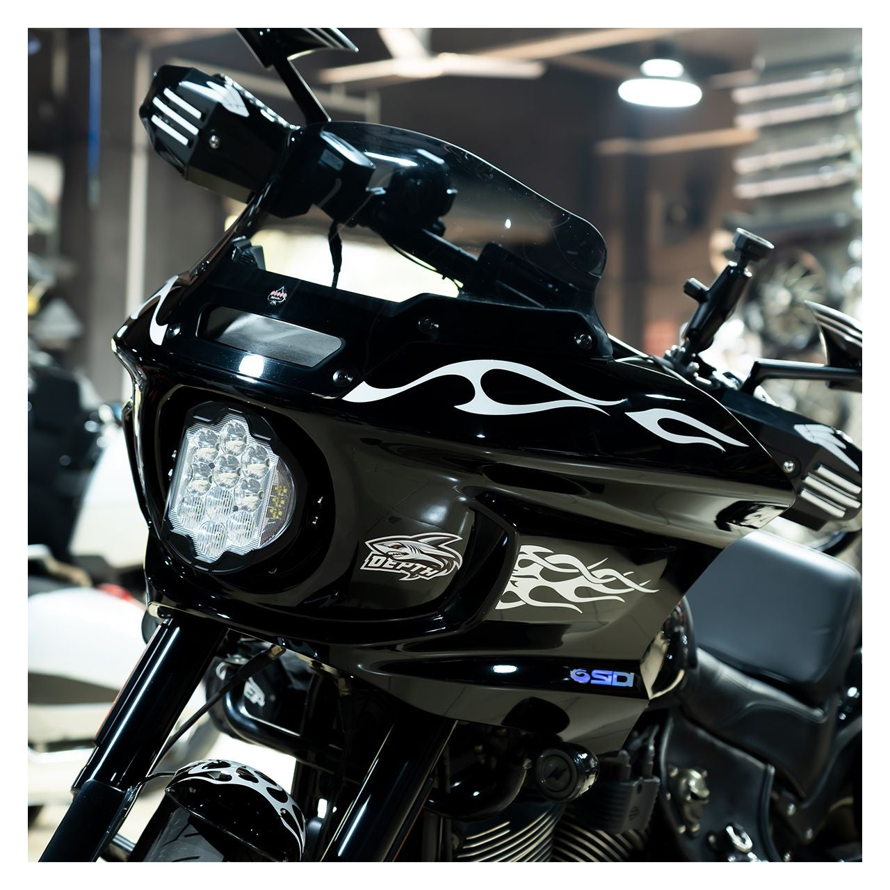 Faro delantero LED de alto rendimiento HogWorkz de 7" con dientes plateados para Harley Low Rider ST 2022-2026