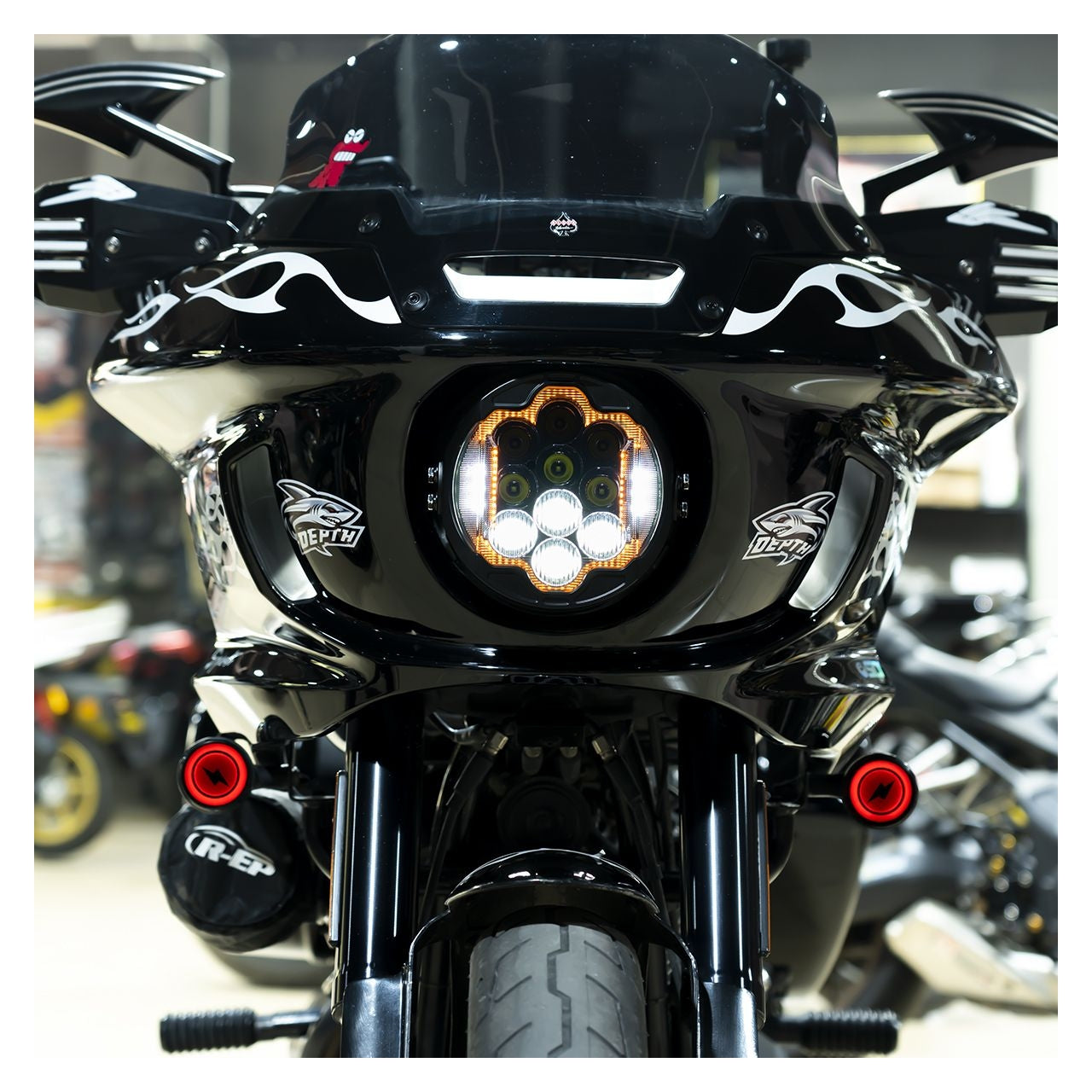 Faro delantero LED de alto rendimiento HogWorkz de 7" con dientes plateados para Harley Low Rider ST 2022-2026
