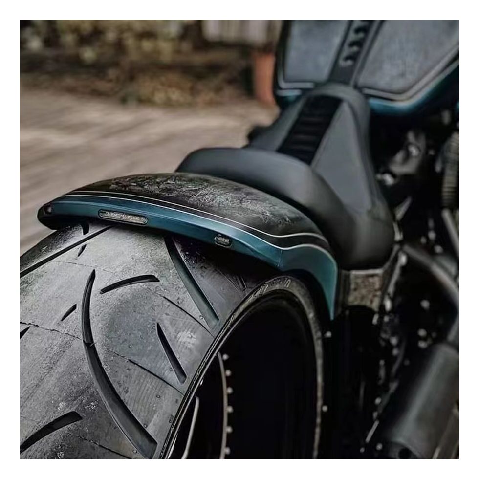 Guardabarros trasero ancho HogWorkz OE a juego con LED para Harley Fat Boy/Breakout 2018-2026