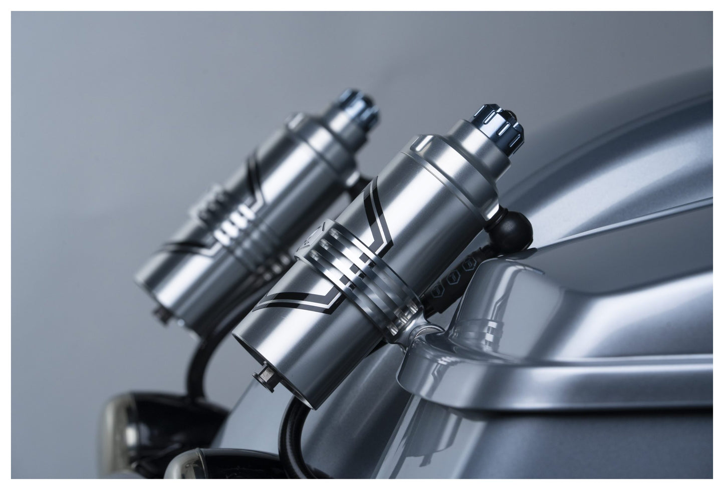 Soporte de depósito externo Legend Suspension REVO ARC para Harley