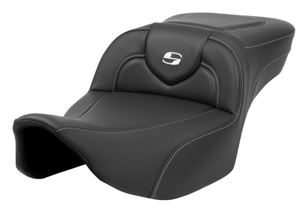 Asiento doble Saddlemen Roadsofa CF de fibra de carbono para Harley FLHX/FLTRX 2023-2026, alcance extendido/sin respaldo [Previamente instalado]