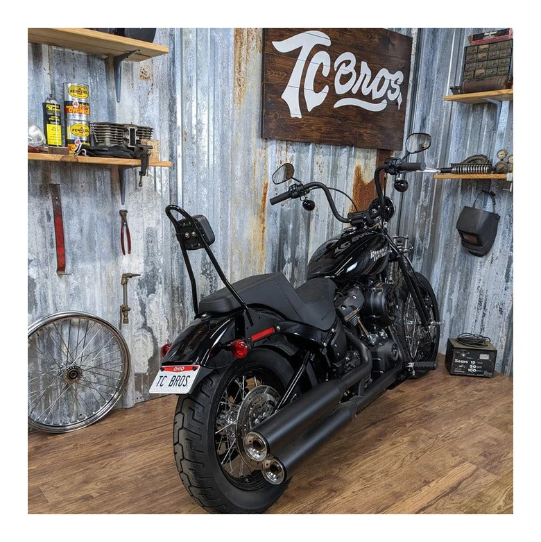 Soporte de reubicación de matrícula TC Bros para Harley Softail